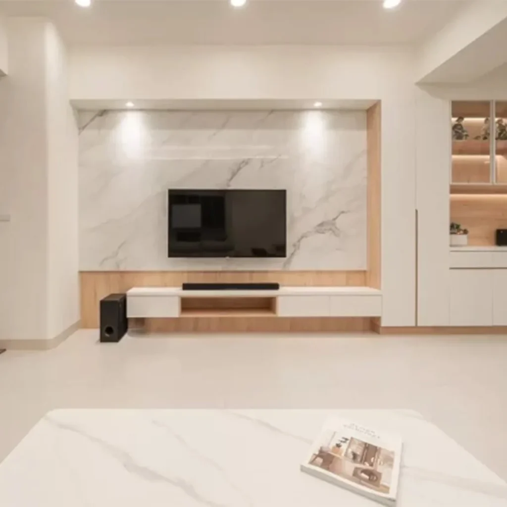 客廳電視牆 / 主牆：以石材質感打造高級視覺