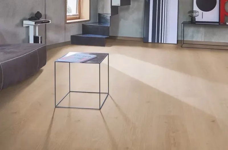 擔心台灣潮濕天氣讓超耐磨木地板變形發霉？為您解答超耐磨木地板的防水與保養疑慮，並嚴選推薦三大國際知名品牌，幫助您挑選符合歐盟標準、具備高CP值與健康耐水的優質地材。